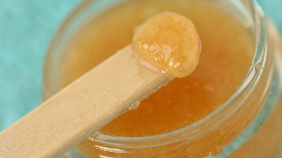 Manuka Honey: Είναι το μέλι στην επιδερμίδα μια αποτελεσματική θεραπεία για την ακμή και τα σημάδια της;