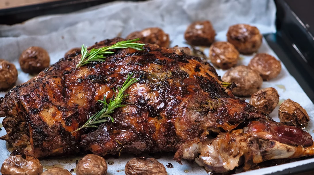 Πασχαλινή συνταγή: Αρνίσιο μπούτι στον φούρνο με baby πατάτες