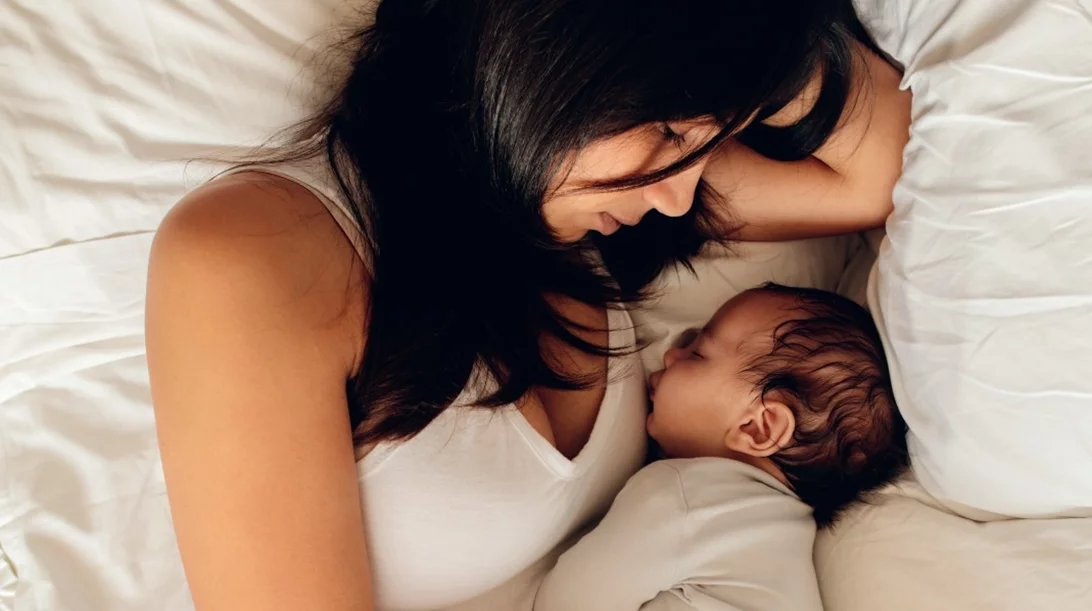 Γιατί οι μαμάδες δεν νιώθουν ποτέ αρκετές; Η ψυχολογική πίεση να είσαι "η τέλεια μαμά" κάθε μέρα