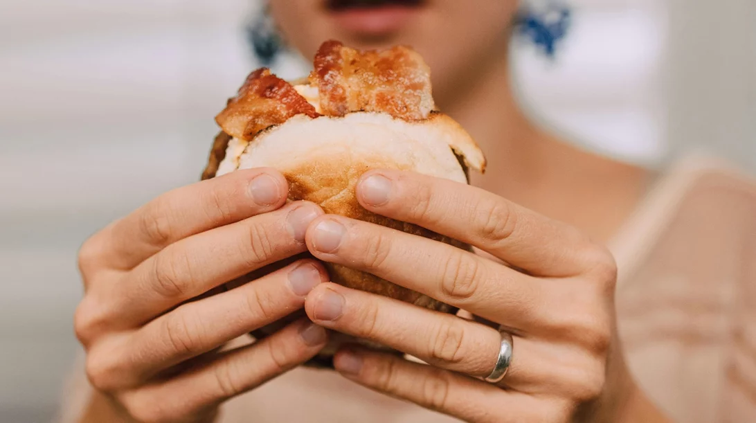 Cheat meal: Γιατί το "ελεύθερο γεύμα" μπορεί να σαμποτάρει τη δίαιτά σου