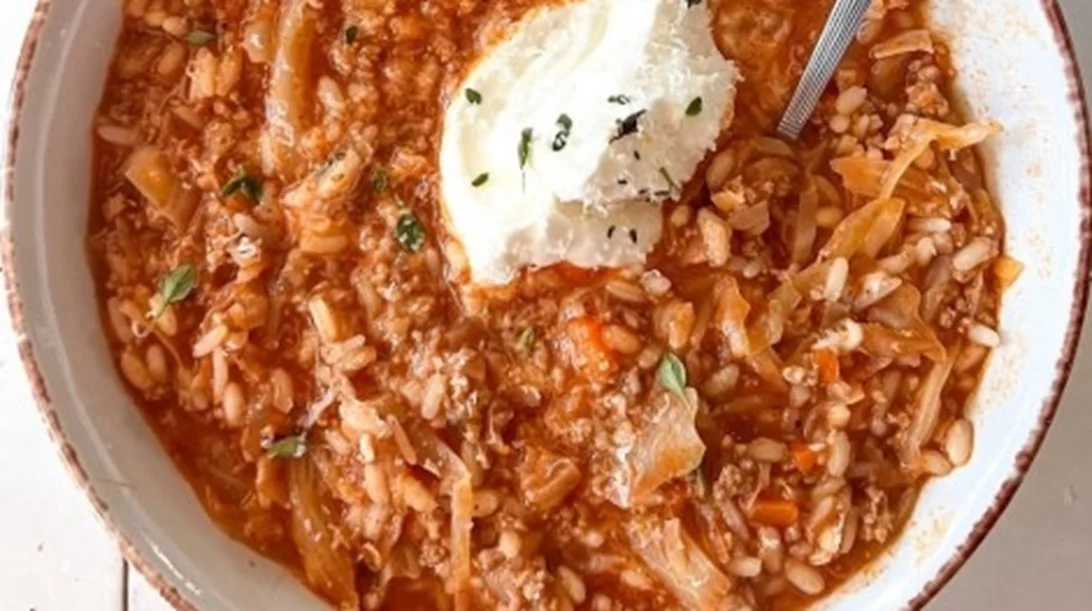 Λαχανοντολμάδες... χωρίς τύλιγμα: Η viral συνταγή σε μία κατσαρόλα που θα σου λύσει τα χέρια