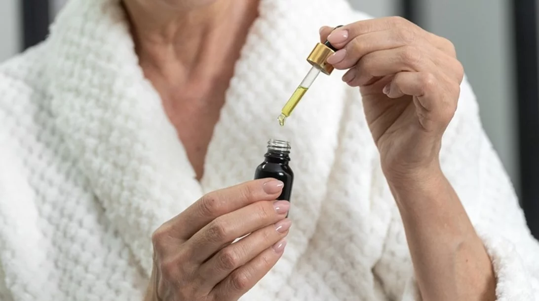 Τα αντιγηραντικά έλαια προσώπου που πρέπει σίγουρα να δοκιμάσεις μετά τα 60