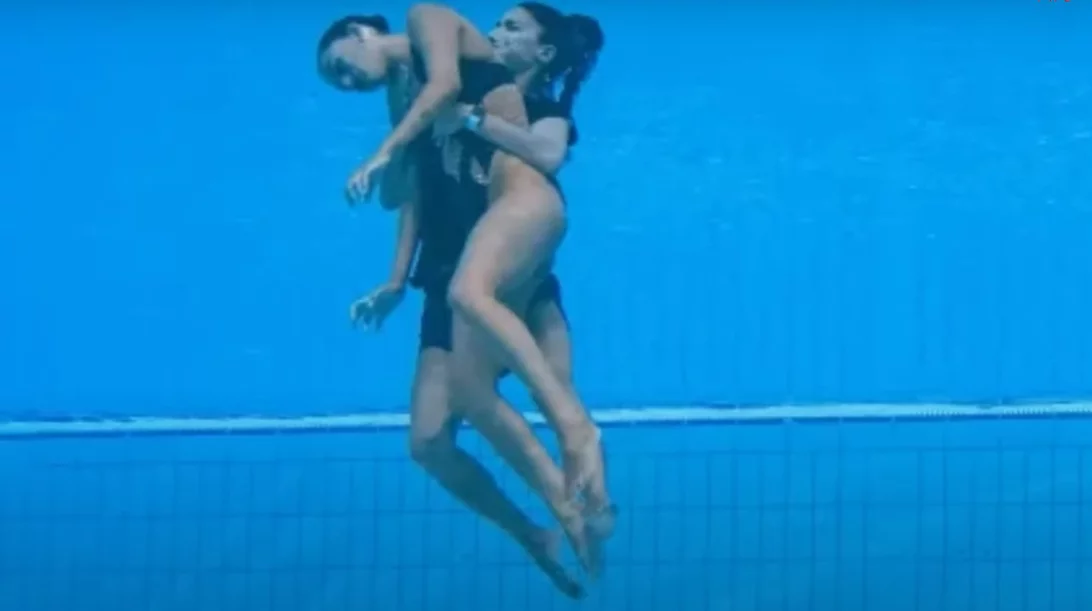 Προπονήτρια σώζει κολυμβήτρια όταν εκείνη λιποθυμά κατά τη διάρκεια αγώνων μες στην πισίνα