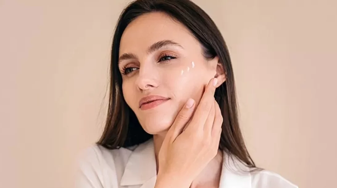 5 προϊόντα που μειώνουν αποτελεσματικά τις ρυτίδες και χαρίζουν λάμψη στην επιδερμίδα