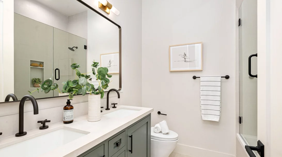 Δυο έξυπνα hacks του TikTok για να γίνει το μπάνιο σου σαν καινούργιo