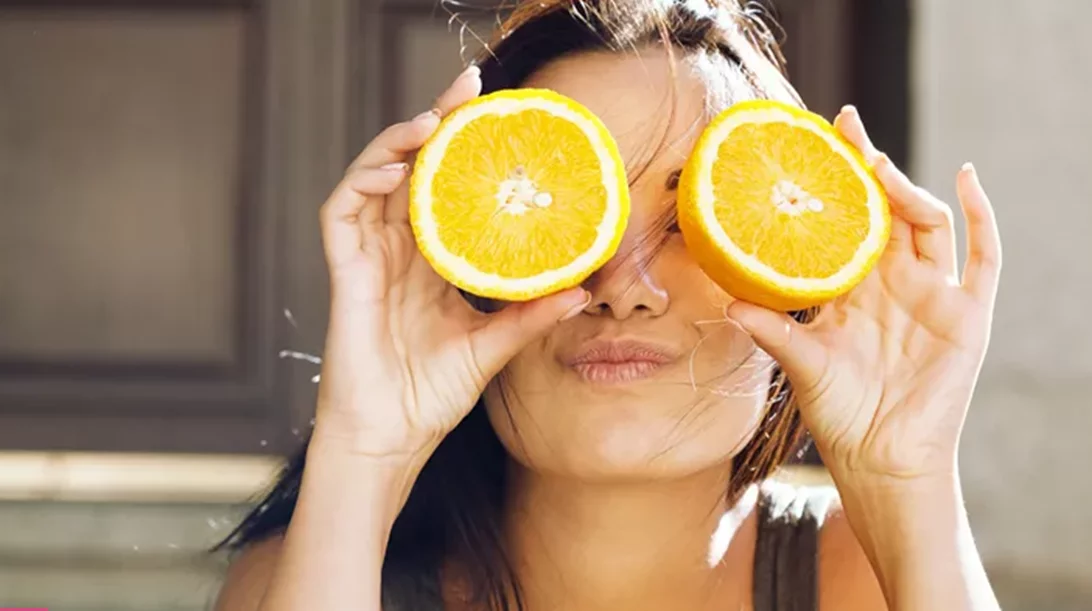 Kρέμες με Βιταμίνη C: Ποια ώρα της ημέρας είναι καλύτερο να τις εφαρμόζεις;