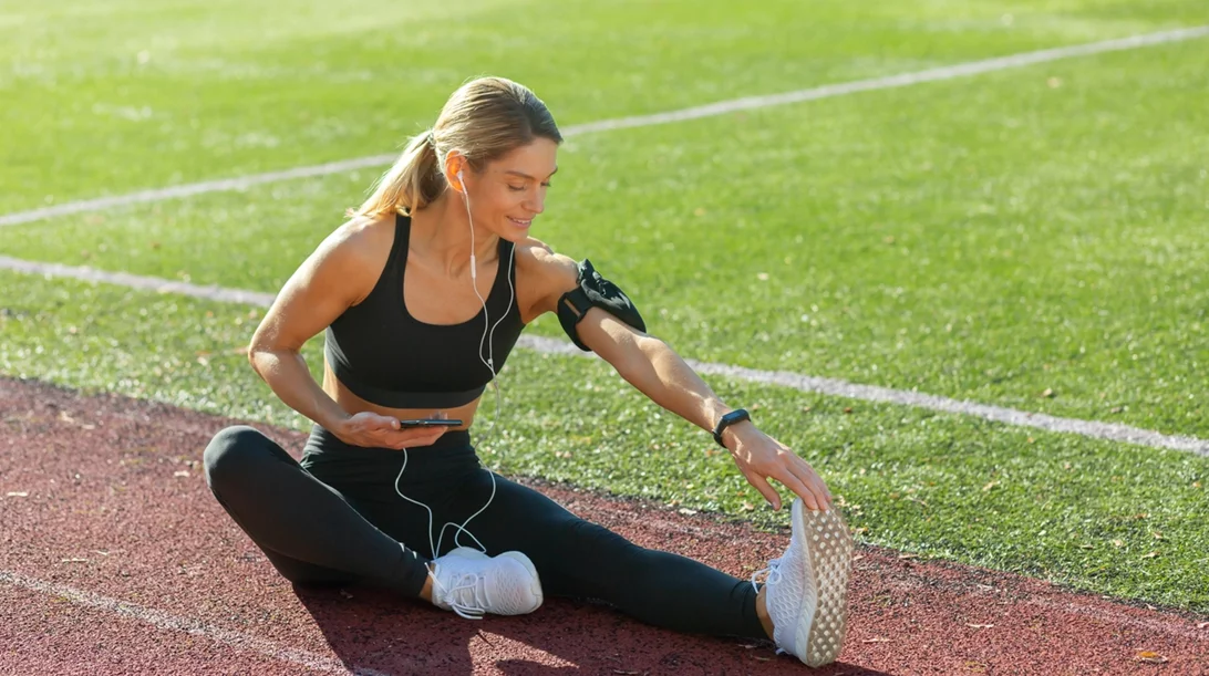 Ξεκίνησες τρέξιμο στο γήπεδο; Οι 6 καλύτερες διατάσεις για να αποφύγεις τραυματισμούς