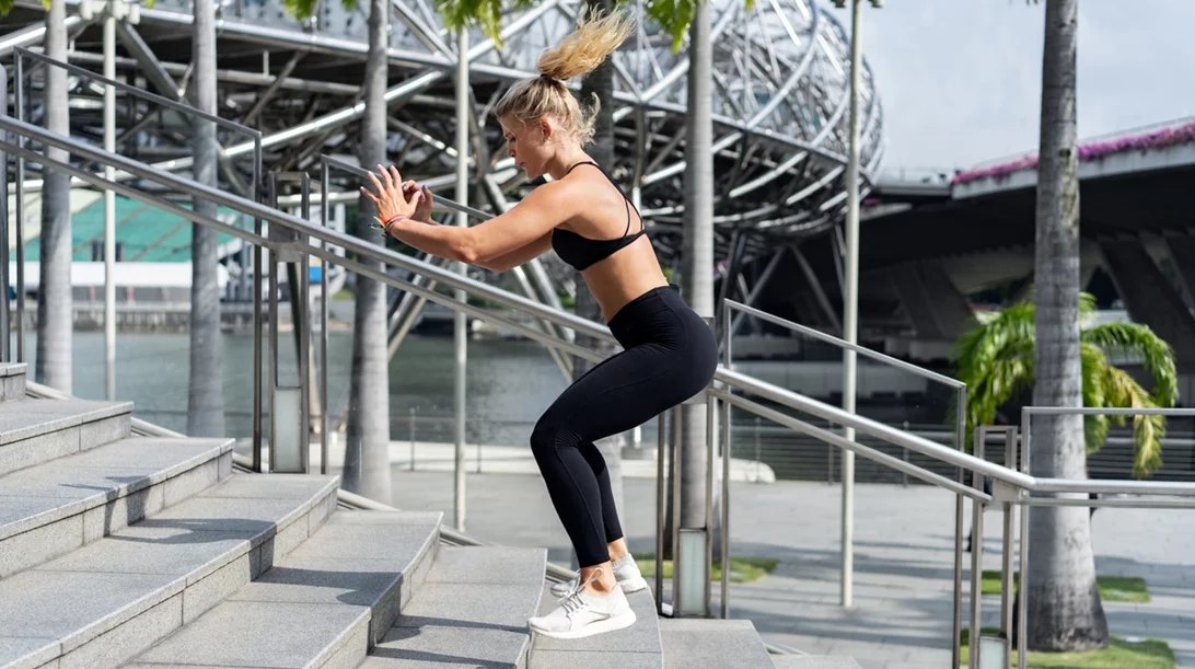 3 ασκήσεις σε σκάλες για να βάλεις ποικιλία στην προπόνησή σου