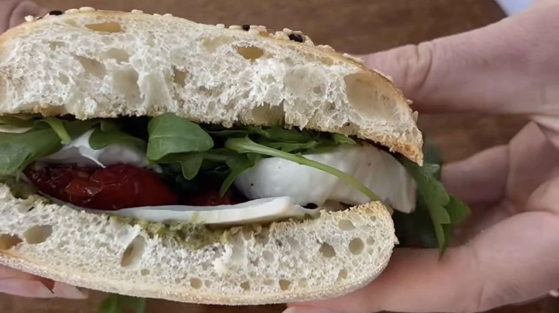 Το σαντουιτσάκι που θα σε κάνει να "γλείφεις τα δάχτυλά σου" – Υγιεινό και γκουρμέ με 6 υλικά