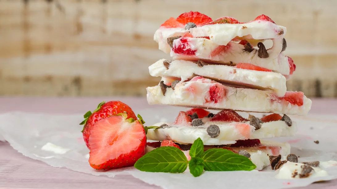 Υγιεινά γλυκά χωρίς ζάχαρη για το καλοκαίρι – 3 εύκολες συνταγές με γιαούρτι και φρούτα