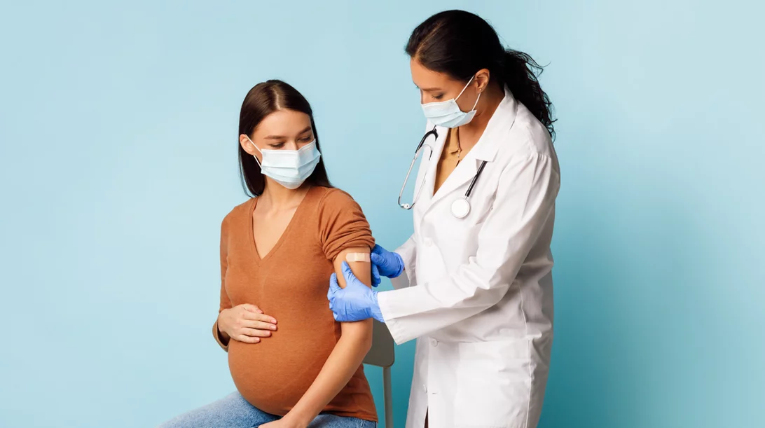 CDC: Τα εμβόλια κατά του κορονοϊού είναι ασφαλή για τις εγκύους και δεν αυξάνουν τον κίνδυνο αποβολής
