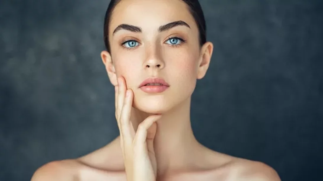 Ακμή ενηλίκων ή μικρά σπυράκια στο πρόσωπο: Τα SOS βήματα περιποίησης που πρέπει να ακολουθείς καθημερινά