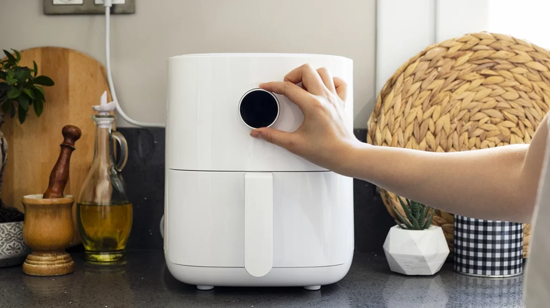 Σοτάρισμα, τηγάνισμα ή air fryer: Ποιο μολύνει περισσότερο τον αέρα του σπιτιού;