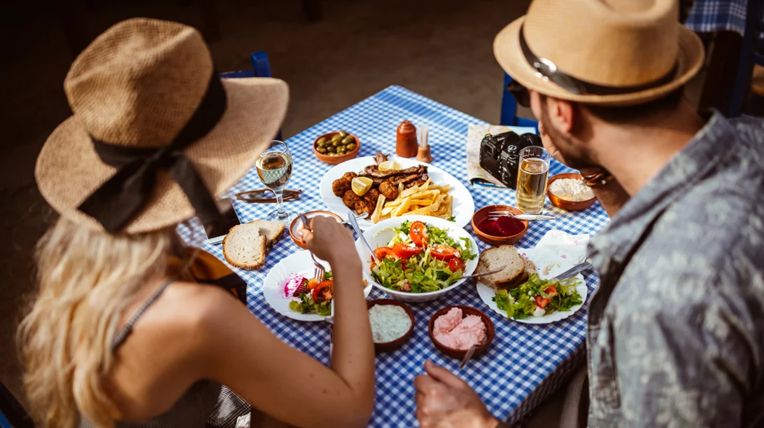 Πώς να μην πάρω κιλά στις διακοπές; Oι συμβουλές της διαιτολόγου