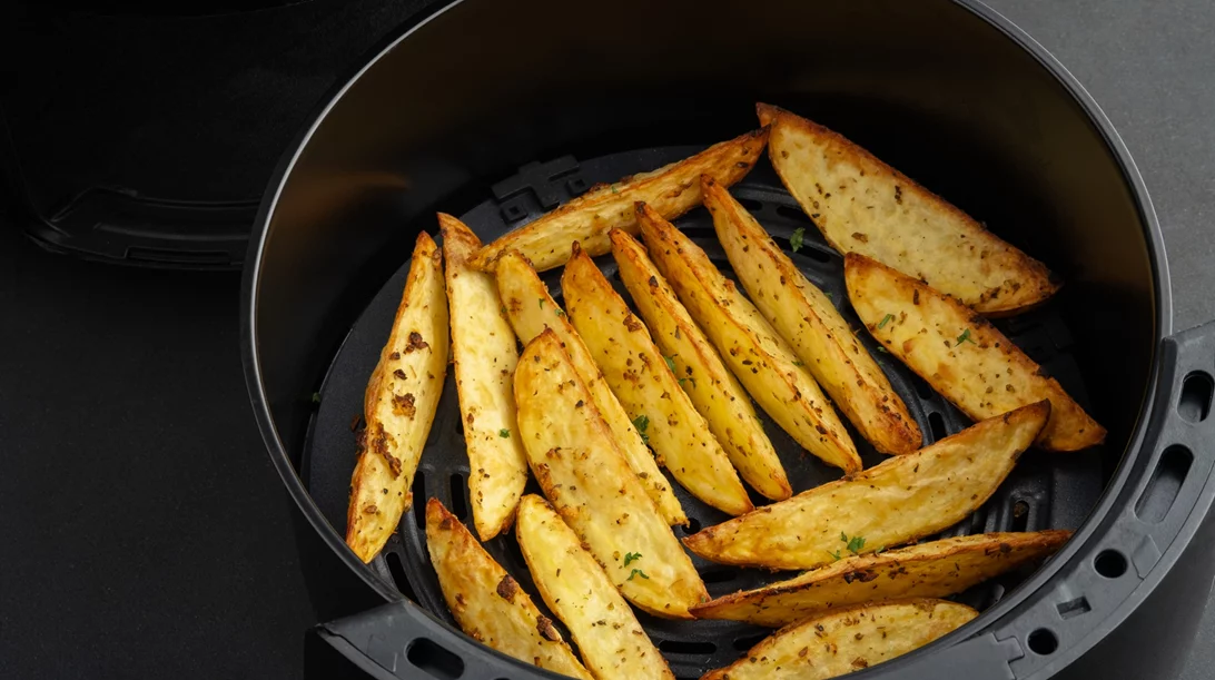 Πατάτες σαν τηγανιτές… από πουρέ! Η εύκολη συνταγή για απόλυτα τραγανό αποτέλεσμα