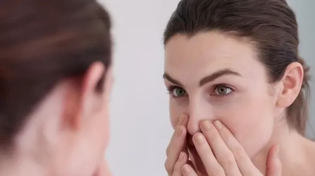 Η μικρή (και θαυματουργή) κίνηση που θα σε απαλλάξει από το ενοχλητικό πρήξιμο στα μάτια