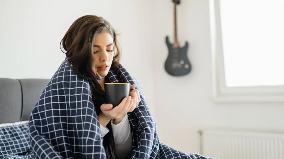 Είμαστε με κρυολόγημα στο κρεβάτι; Να τι ΔΕΝ πρέπει να κάνουμε