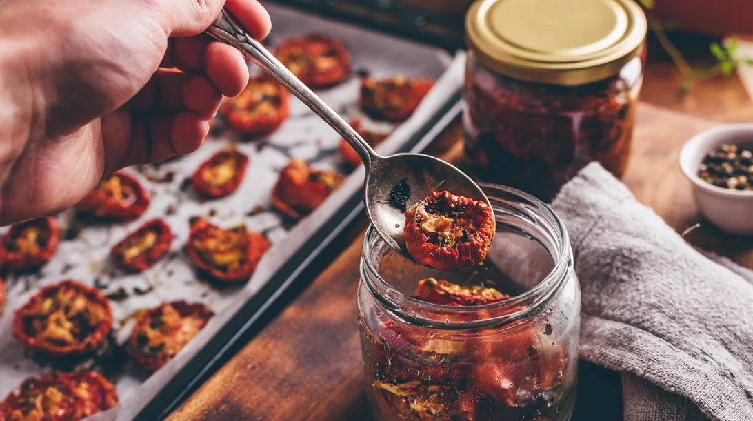 Πώς θα φτιάξεις λιαστές ντομάτες μόνη σου στο φούρνο