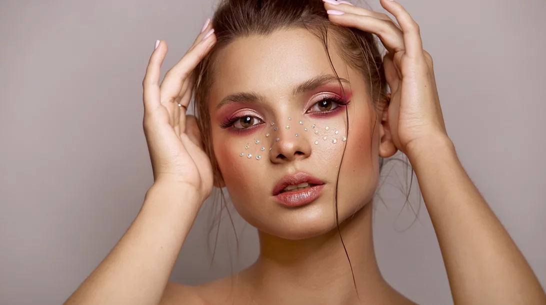 Οι σκιές ματιών με glitter που θα φωτίσουν όσο τίποτα άλλο το βλέμμα σου