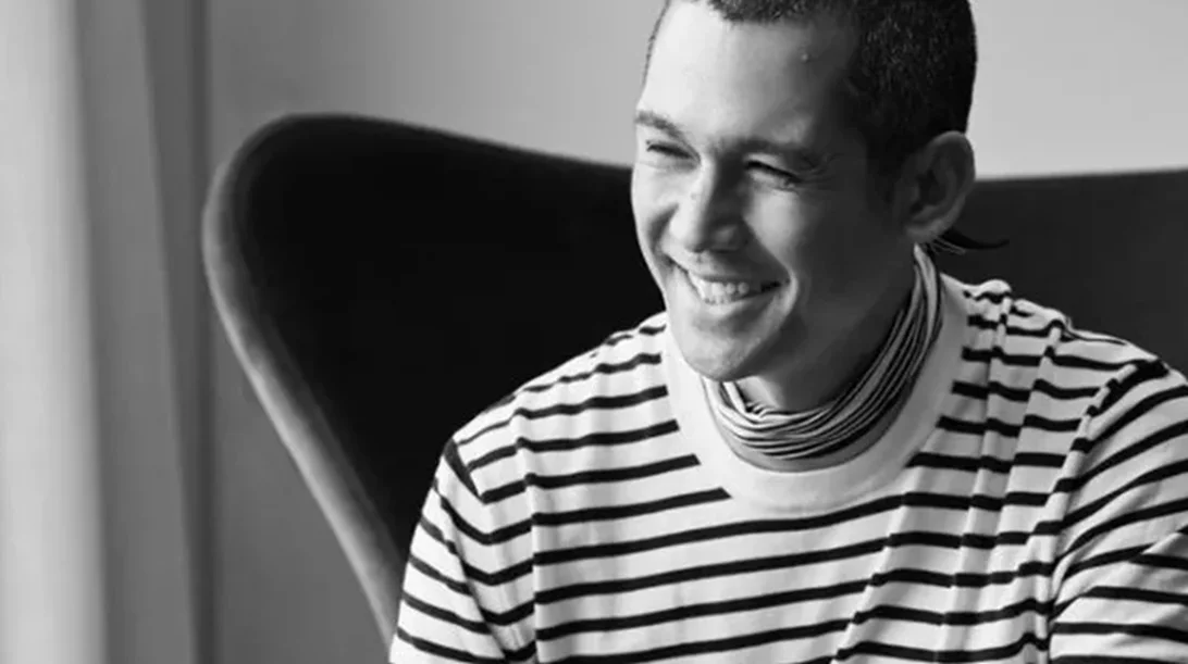 Σωτήρης Κοντιζάς: Ανέμελος και χαμογελαστός κάνει αλεξίπτωτο πλαγιάς