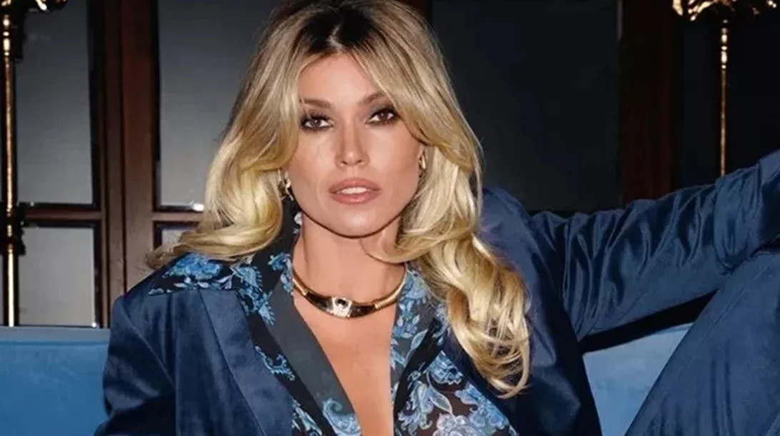 Βάσια Κωσταρά: To αξεσουάρ που επέλεξε μας δίνει μαθήματα styling για να ξεχάσουμε τις bad hair days