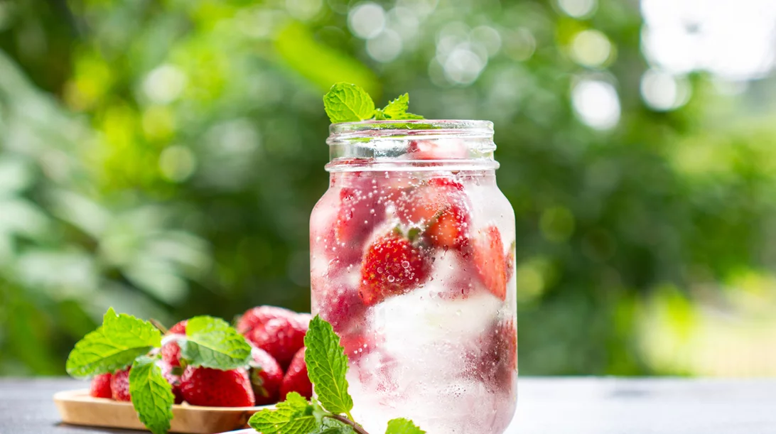 Νερό με φράουλα για αποτοξίνωση του σώματος: 5 διαφορετικοί συνδυασμοί