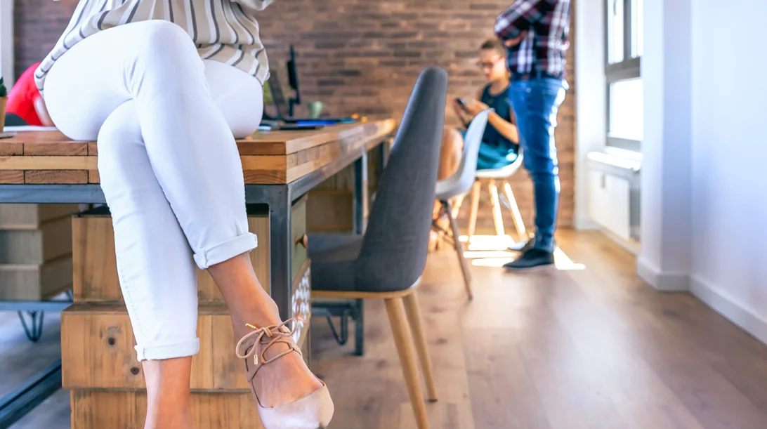 Σταυροπόδι: Η καθημερινή συνήθεια που μπορεί να καταστρέψει τη στάση του σώματός σου – Tι να κάνεις