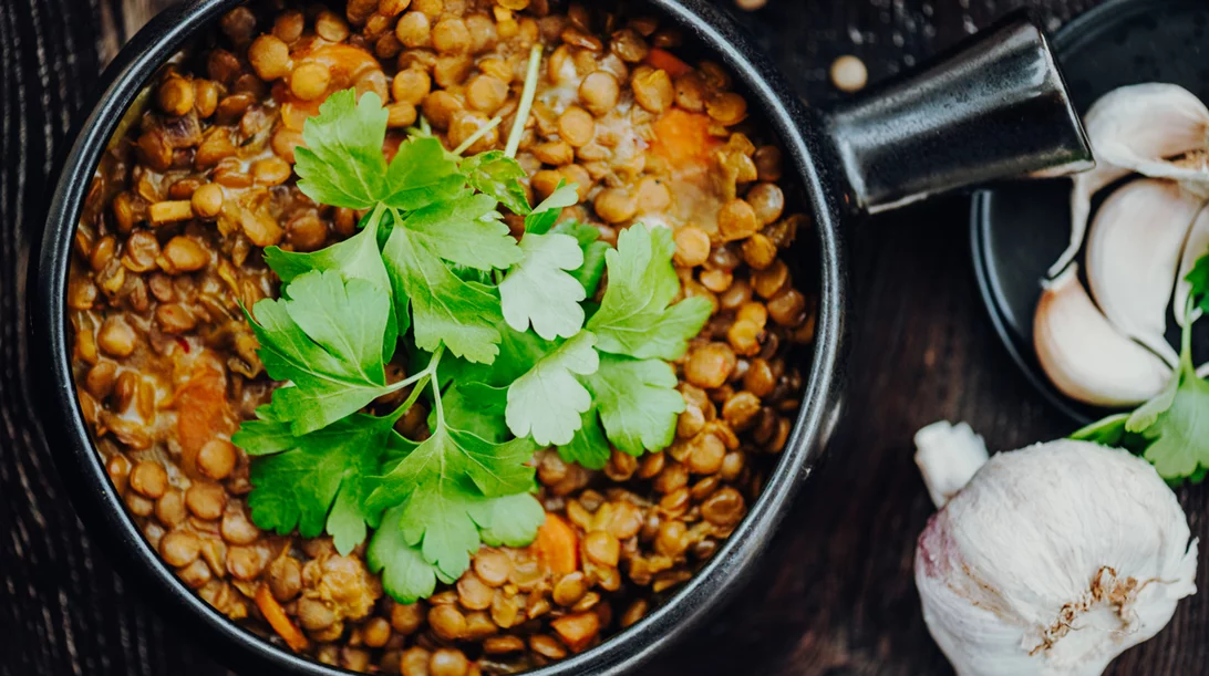Λατρεύεις τον κόλιανδρο στο φαγητό; Μάθε τα οφέλη που προσφέρει στην υγεία σου