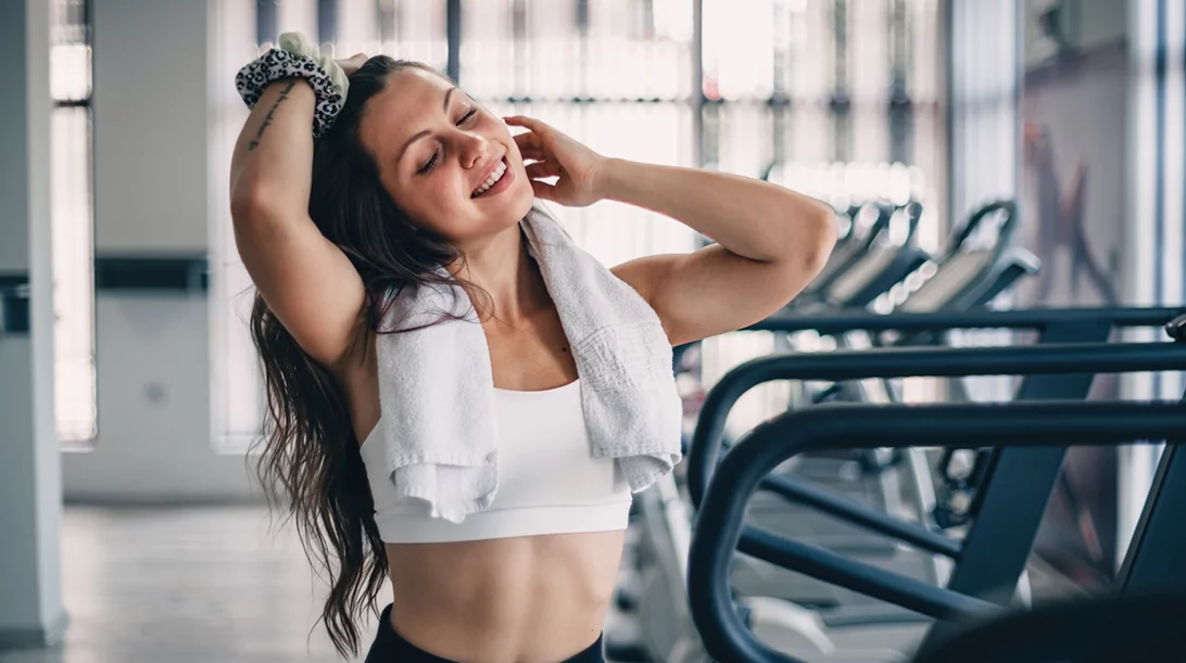 Πώς να διατηρήσεις τα μαλλιά σου φρέσκα μετά το γυμναστήριο (χωρίς καθημερινό λούσιμο)