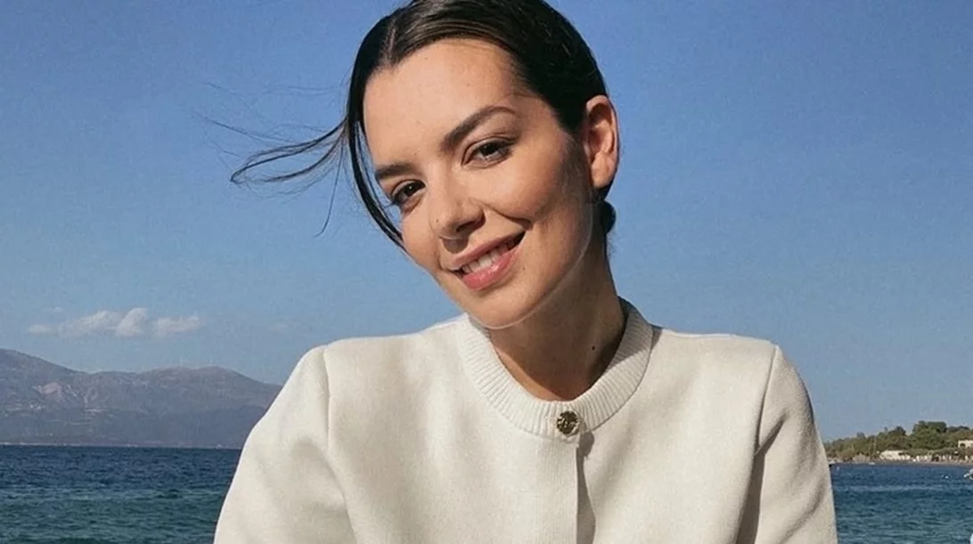 Η Νικολέττα Ράλλη τρώει την απόλυτη μακαρονάδα του καλοκαιριού