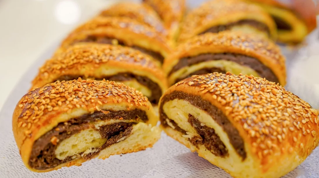 Μίνι κουλούρια Θεσσαλονίκης με σουσάμι και πραλίνα