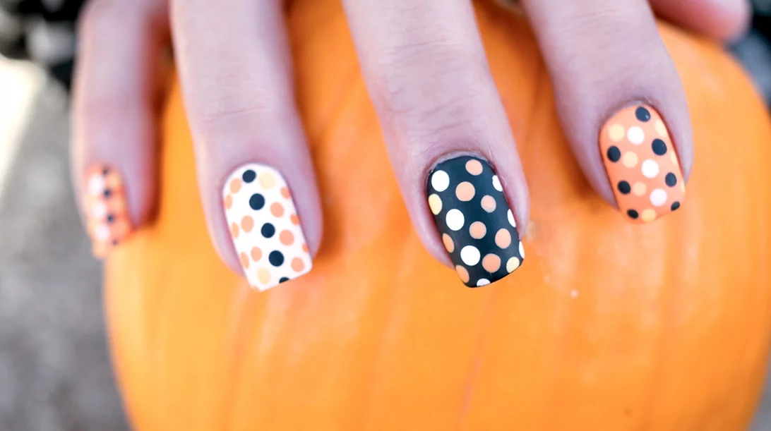 5 "τρομακτικά" σχέδια μανικιούρ που θα σε βάλουν σε Halloween mood