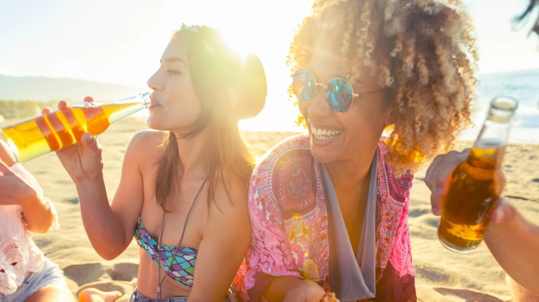 Μπύρες και κοκτέιλ στην παραλία: Οι άγνωστοι κίνδυνοι που κρύβουν