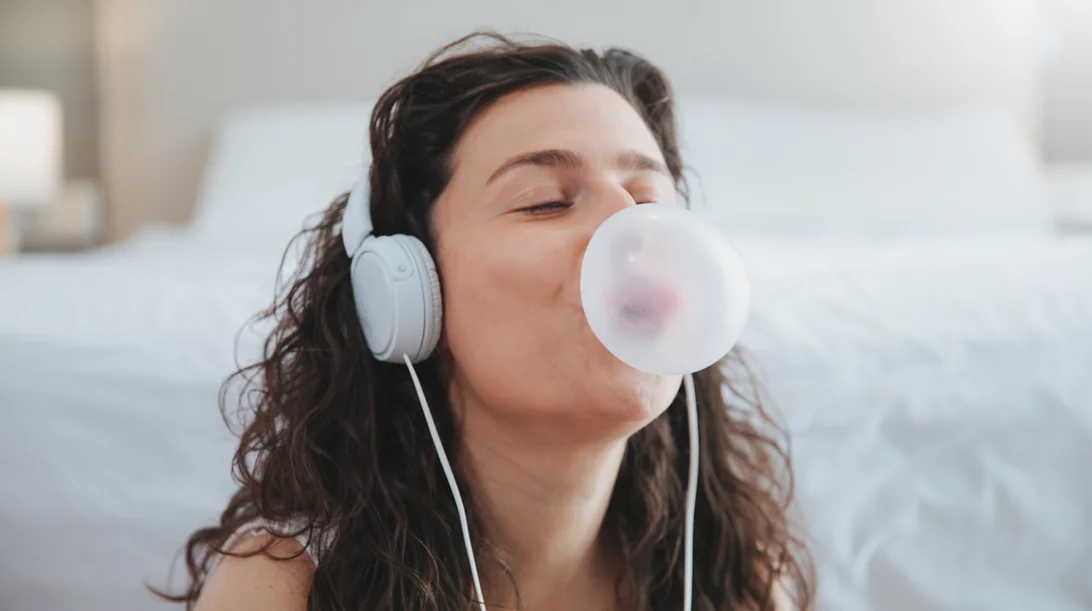 Τρέχεις ή κάνεις περπάτημα μασώντας τσίχλα; Ποιες οι επιδράσεις της στην άσκηση;