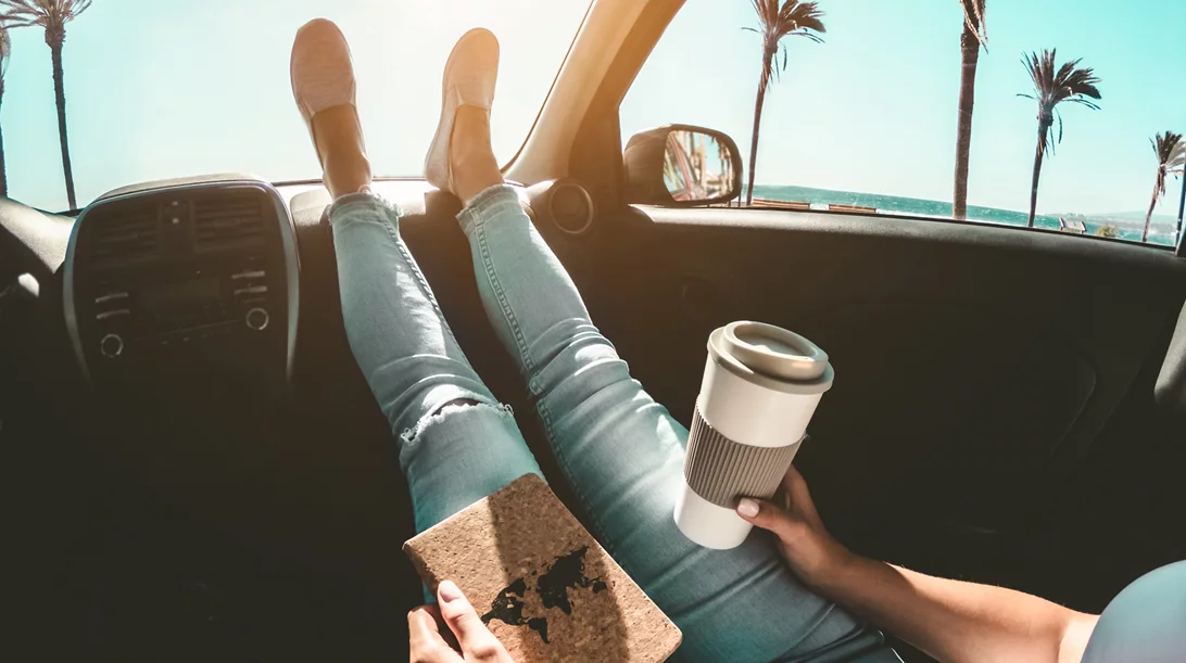 Είναι καλή ιδέα να πίνεις καφέ ενώ οδηγείς; Η επιστήμη απαντά