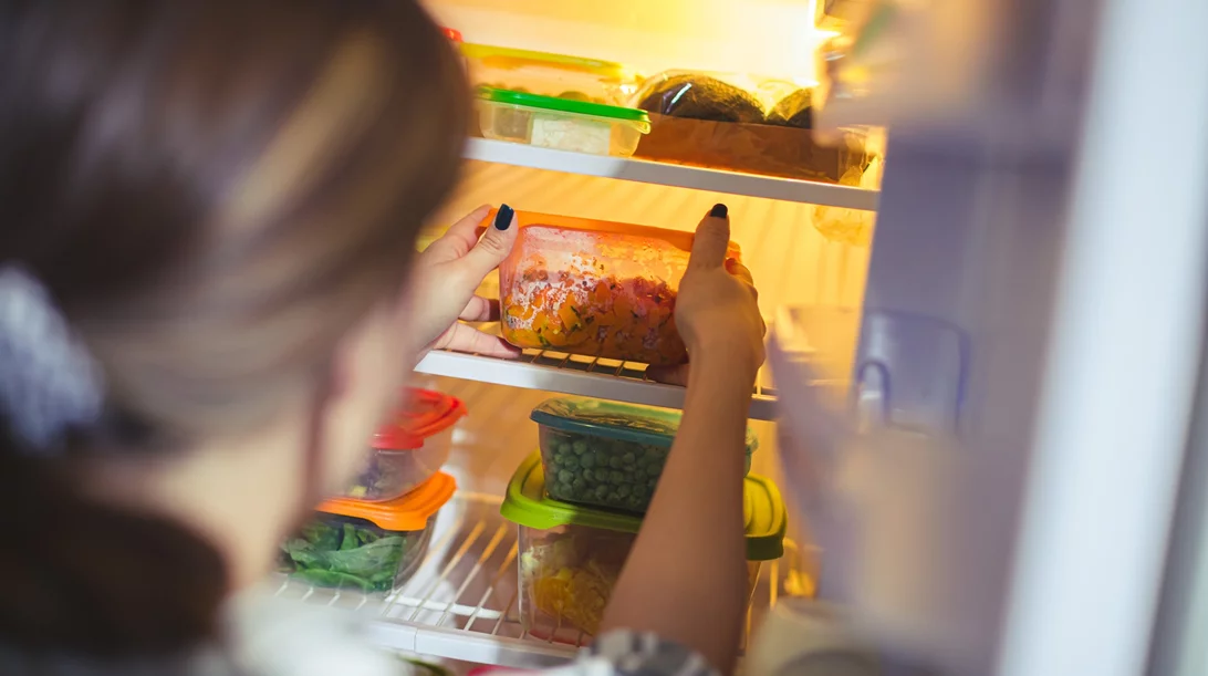 Μπορείς να βάλεις ζεστό φαγητό στο ψυγείο;