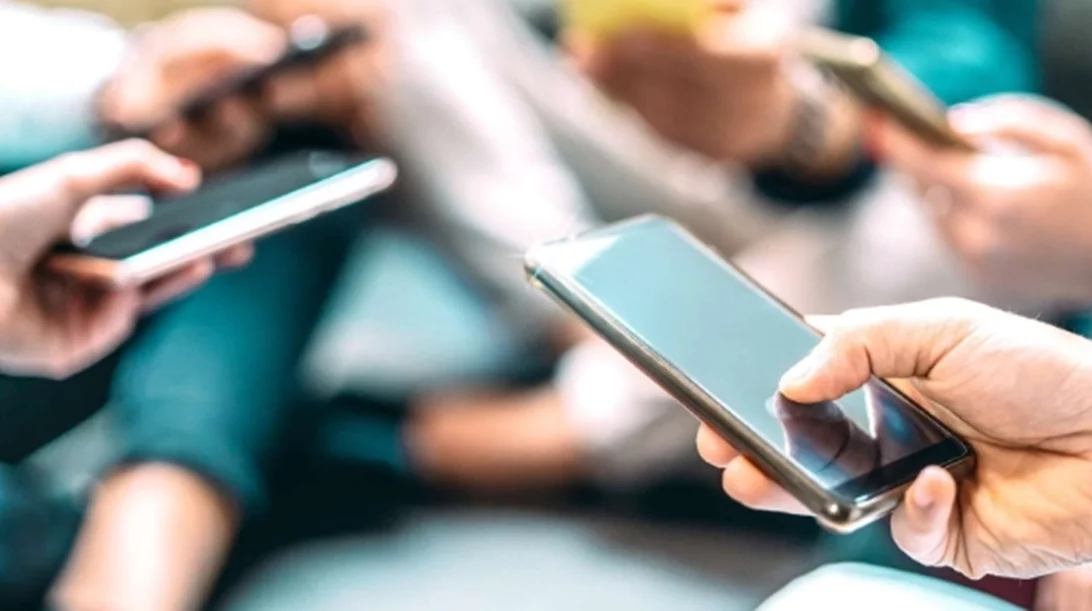 9 στους 10 Έλληνες 'καίγονται' στο κινητό, σύμφωνα με έρευνα