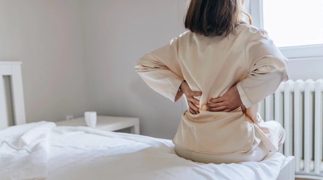 Πονάει η μέση σου το πρωί και "περνάει" μέσα στη μέρα; Τι μπορεί να σημαίνει;