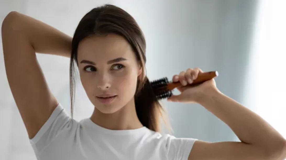 5 hairstyling λάθη που σε κάνουν να δείχνεις μεγαλύτερη από την ηλικία σου