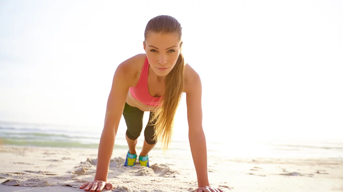 Προπόνηση στην παραλία: 6 ασκήσεις για γρήγορη καύση λίπους