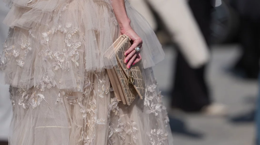 215% άνοδος στο Google: Το μανικιούρ-τάση των Χριστουγέννων 2025