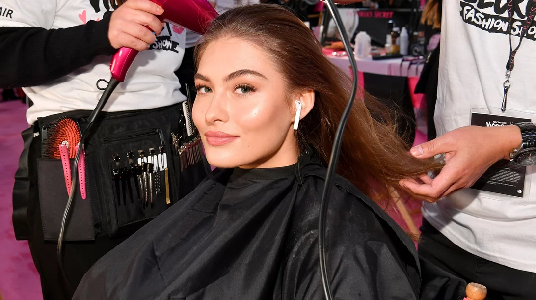 Easter vibes: 3 μοντέρνα χτενίσματα για τις διακοπές που θα δώσουν στιλ στα μαλλιά σου