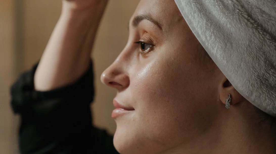 Η minimal ρουτίνα ομορφιάς που θα σου εξασφαλίσει πιο νεανική επιδερμίδα