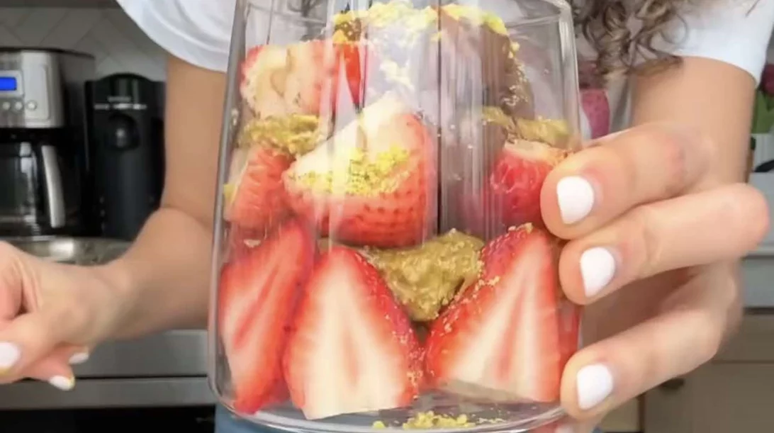 Το απόλυτο σοκολατένιο γλυκό ψυγείου: Λαχταριστή Dubai Chocolate με φράουλες σε ποτήρι