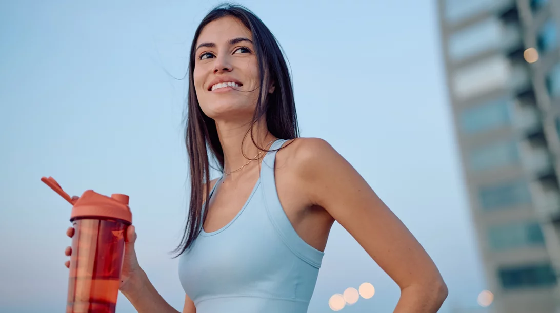 Protein water: Η τάση που υπόσχεται ενυδάτωση και γράμμωση - Τι λένε οι ειδικοί;