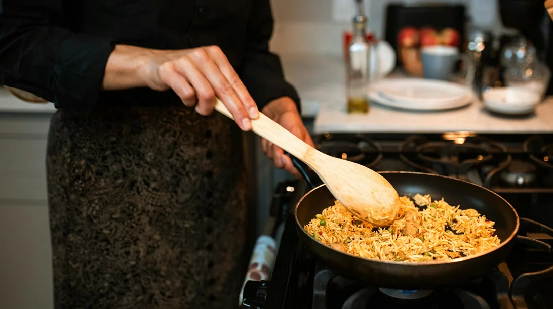 8 λάθη που μετατρέπουν το σπιτικό φαγητό σε ανθυγιεινό