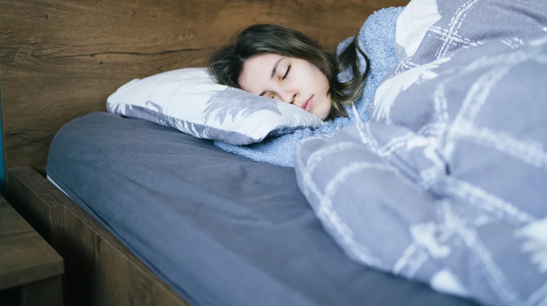 Μαγνήσιο, mouth-taping κ.α.: Ποιες νέες τάσεις ύπνου πραγματικά δουλεύουν;