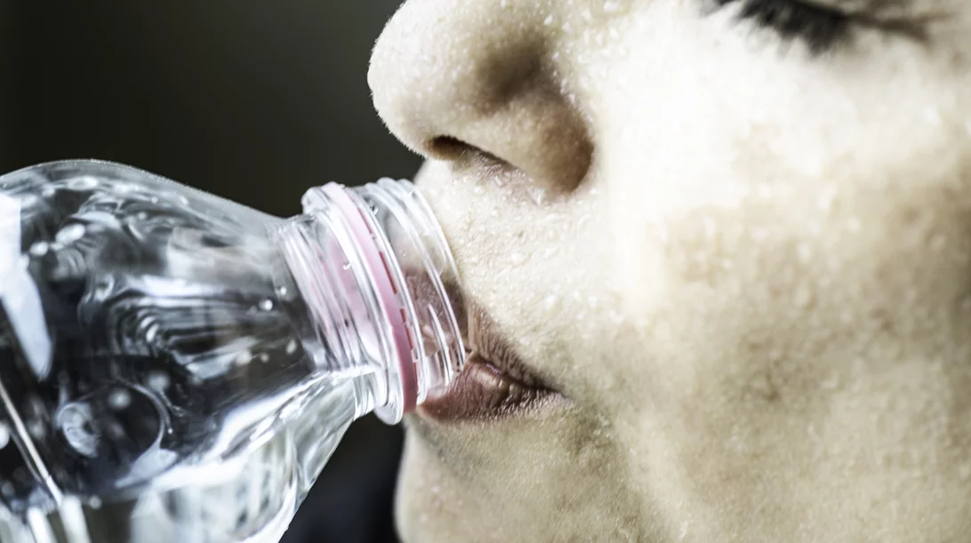 Πόσο νερό πρέπει να πίνω κατά τη διάρκεια του καύσωνα;