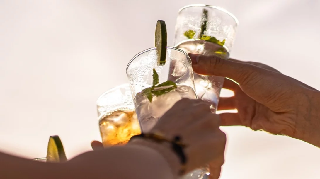 Σκέψου το: Πίνεις αλκοόλ "κοινωνικά" ή μήπως φλερτάρεις με τη… γκρίζα ζώνη;