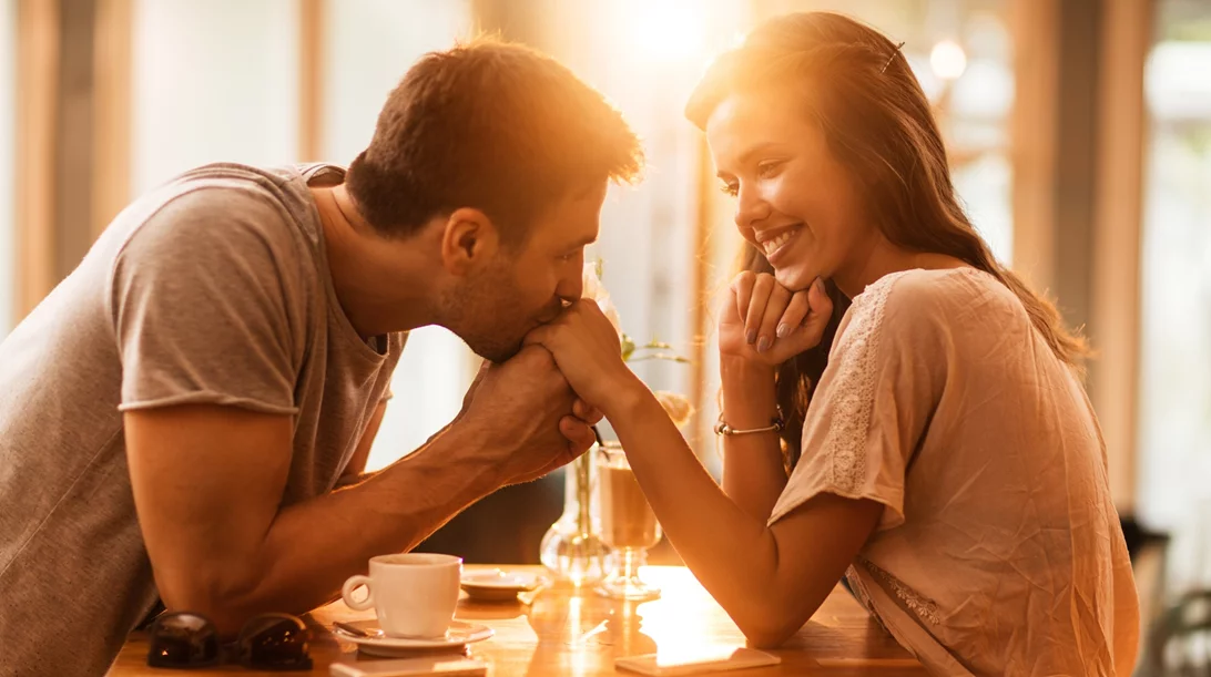 Πότε το "αθώο" φλερτ βλάπει τη σχέση σου;